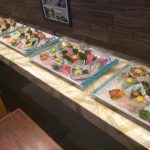 両親の魚屋のお刺身盛り合わせをつくりつつ「かず家のおせちは？」